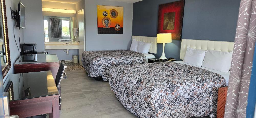 Queen Room with Two Queen Beds - Non-Smoking interior